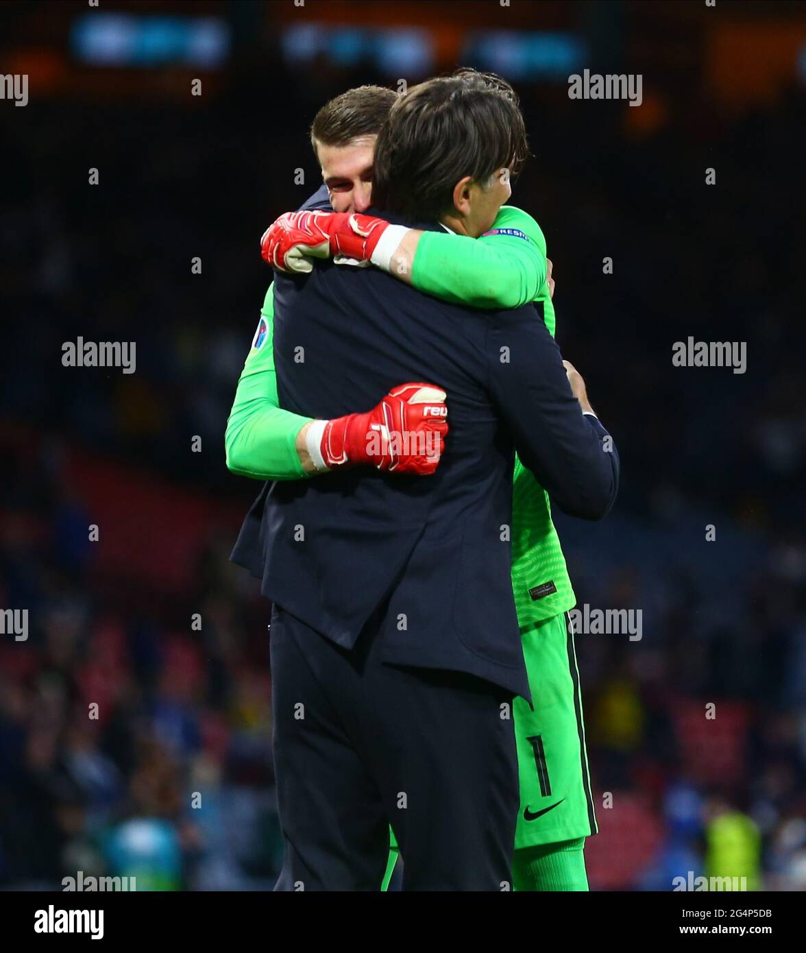 Hampden Park, Glasgow, Royaume-Uni. 22 juin 2021. Championnat d'Europe de football 2020, Ecosse contre Croatie; le directeur croate Zlatko Dalic et Dominik Livakovic de Croatie embrassent après la victoire Credit: Action plus Sports/Alamy Live News Banque D'Images