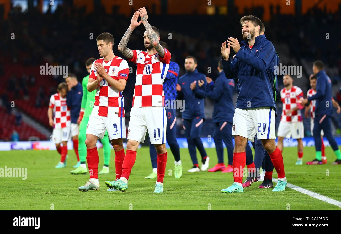 Hampden Park, Glasgow, Royaume-Uni. 22 juin 2021. Les Championnats d'Europe de football 2020, l'Ecosse contre la Croatie; Andrej Kramarnic Marcelo Brozovic et Bruno Petkovic, de Croatie, applaudissent leurs fans Credit: Action plus Sports/Alamy Live News Banque D'Images