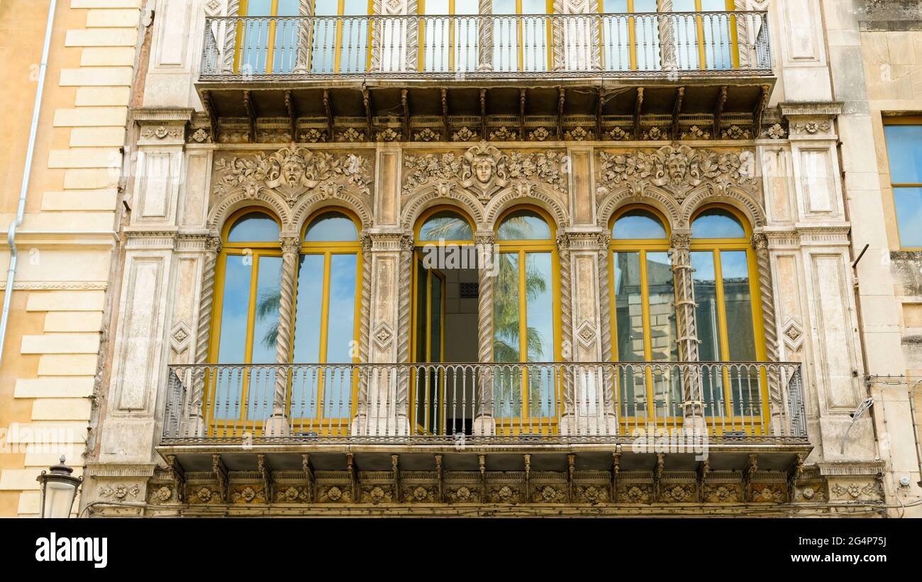 Catane, Sicile. Façade du Teatro Sangiorgi, terminée à 1900. Conçu par l'architecte Salvatore Giuffrida dans un style Liberty. Banque D'Images