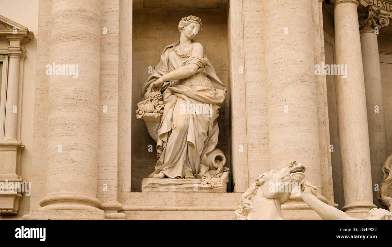 Rome. Fontaine de Trévi. Une des deux statues sur les côtés de Neptune. Celui-ci est la représentation de l'abondance. Banque D'Images