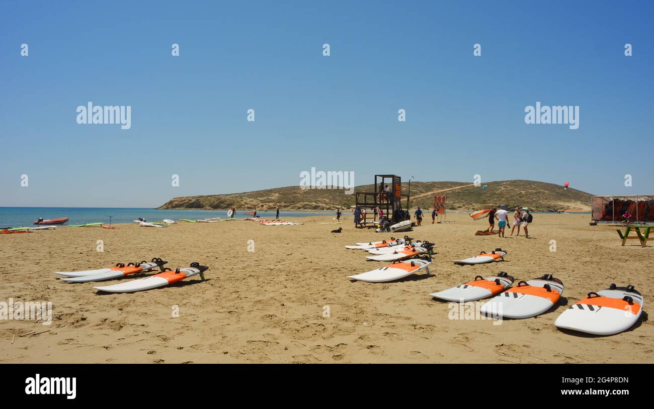 Prasonisi, Grèce 05-31-2021 matériel de surf et planches à la plage touristes et surfer hotspot Banque D'Images