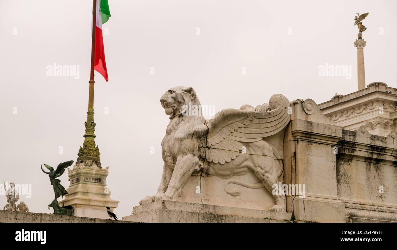 Rome, monument à Vittorio Emanuele II Une des statues de lions aidés qui sont les gardiens de l'endroit. Banque D'Images