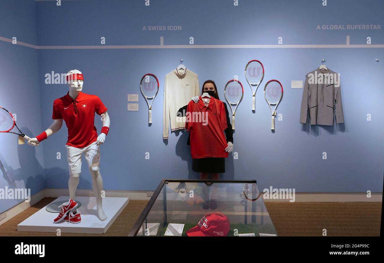 Un objet capital de la plus grande icône du Journey of tennis. Pour en savoir plus sur les enchères de la collection Roger Federer, Roger Federer est la plus grande icône du tennis. Le sportif suisse a enchanté des fans à travers le monde au cours d'une carrière caractérisée par un succès sans précédent et une longévité remarquable, ces articles fournissent une fenêtre sur certains des moments les plus emblématiques du sport , les fans du monde entier auront l'occasion de posséder des objets marquants de son voyage à ce jour. En direct et en ligne du 23 juin au 14 juillet. Casquettes, chemises. Raquettes de tennis signées. Bracelets, serviettes. À Christie's , Londres . Banque D'Images