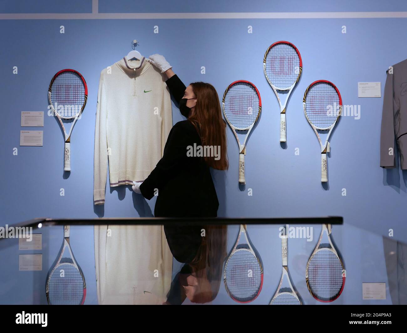 Un objet capital de la plus grande icône du Journey of tennis. Pour en savoir plus sur les enchères de la collection Roger Federer, Roger Federer est la plus grande icône du tennis. Le sportif suisse a enchanté des fans à travers le monde au cours d'une carrière caractérisée par un succès sans précédent et une longévité remarquable, ces articles fournissent une fenêtre sur certains des moments les plus emblématiques du sport , les fans du monde entier auront l'occasion de posséder des objets marquants de son voyage à ce jour. En direct et en ligne du 23 juin au 14 juillet. Casquettes, chemises. Raquettes de tennis signées. Bracelets, serviettes. À Christie's , Londres . Banque D'Images