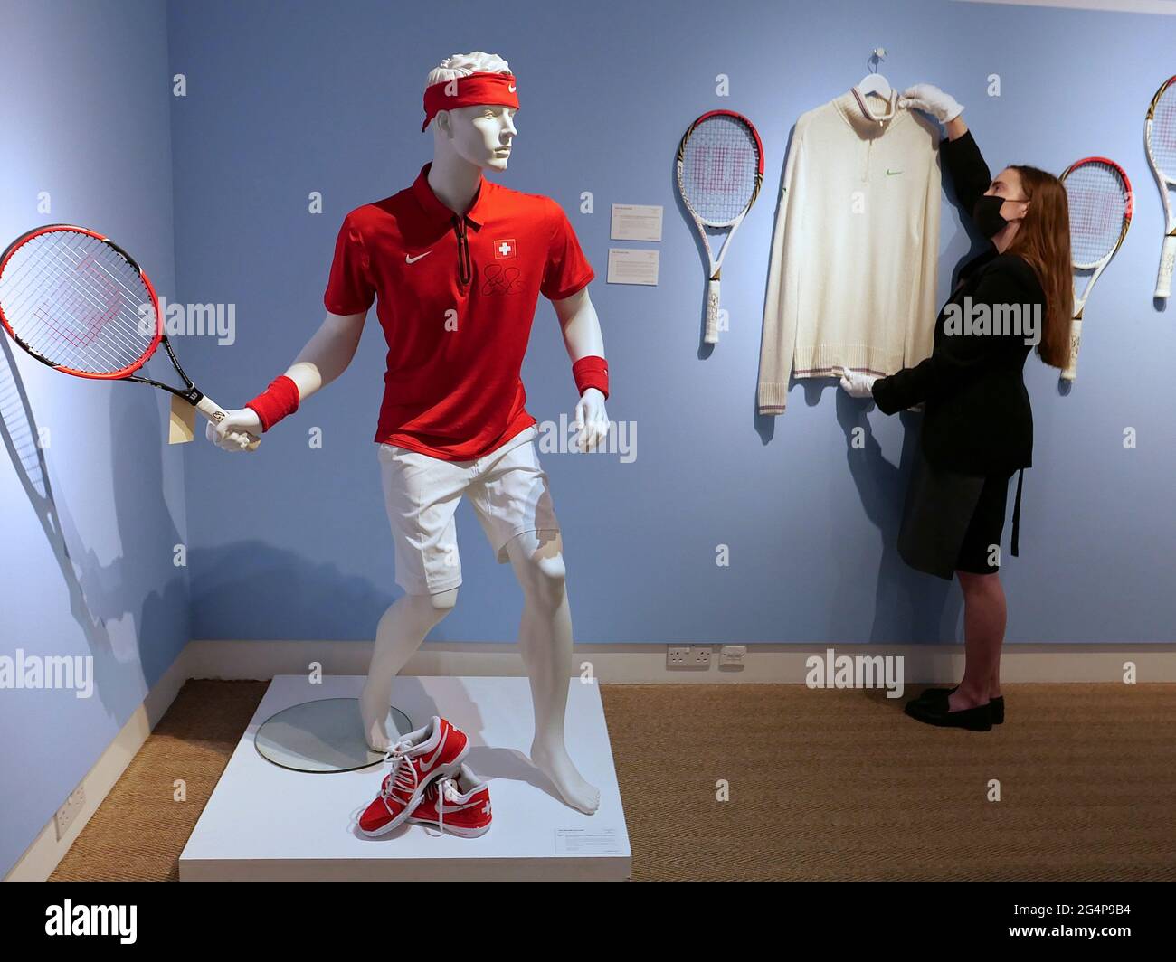 Un objet capital de la plus grande icône du Journey of tennis. Pour en savoir plus sur les enchères de la collection Roger Federer, Roger Federer est la plus grande icône du tennis. Le sportif suisse a enchanté des fans à travers le monde au cours d'une carrière caractérisée par un succès sans précédent et une longévité remarquable, ces articles fournissent une fenêtre sur certains des moments les plus emblématiques du sport , les fans du monde entier auront l'occasion de posséder des objets marquants de son voyage à ce jour. En direct et en ligne du 23 juin au 14 juillet. Casquettes, chemises. Raquettes de tennis signées. Bracelets, serviettes. À Christie's , Londres . Banque D'Images