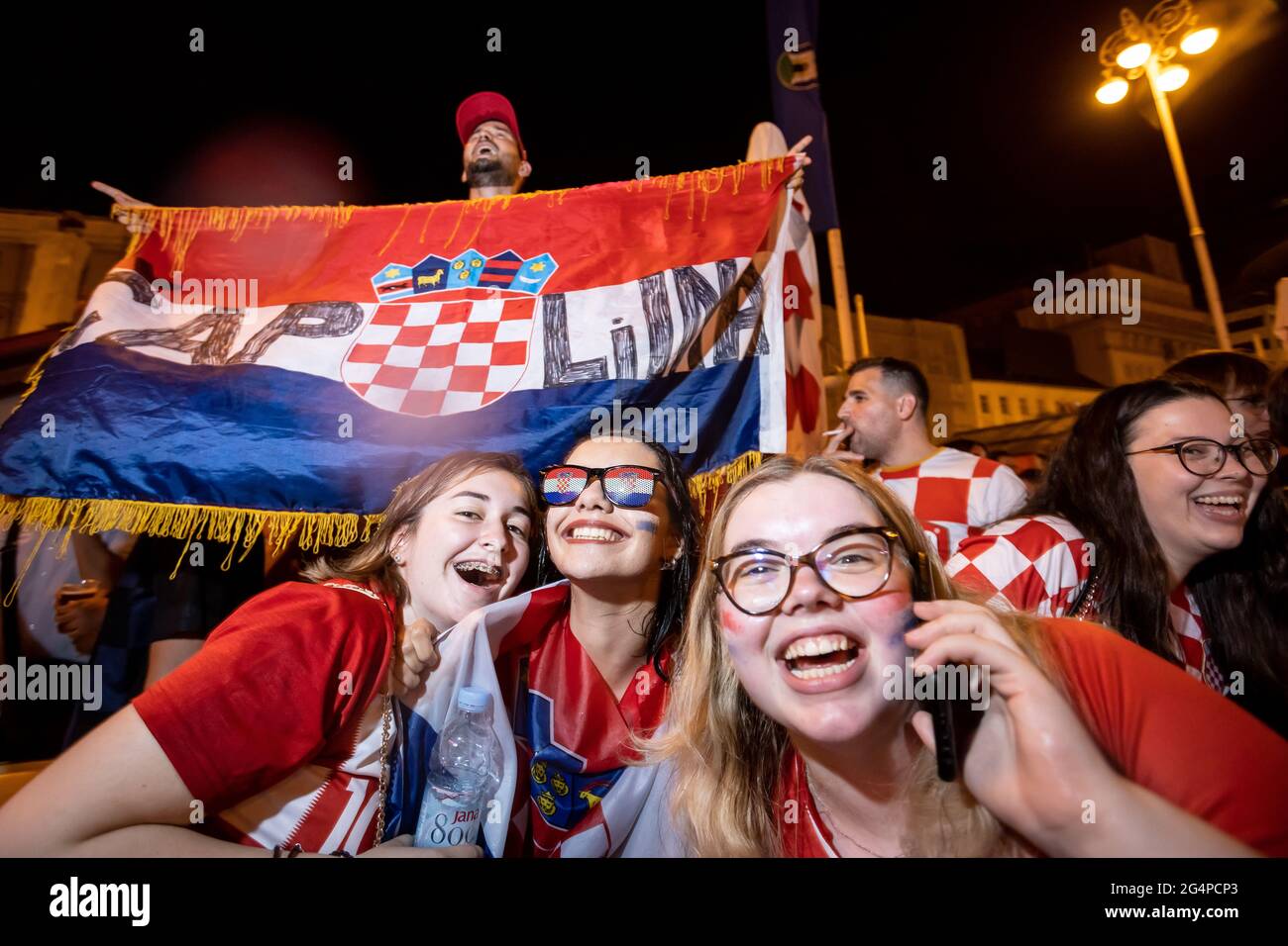 Croatie, 22/06/2021, l'atmosphère sur la place Ban Josip Jelacic tout en regardant un match de football entre la Croatie et l'Écosse à 2020 euros pour avancer à la ronde de 16. Les fans fêtent la Croatie 3-1 gagnent l'Ecosse et se rendent à la ronde de 16. Banque D'Images