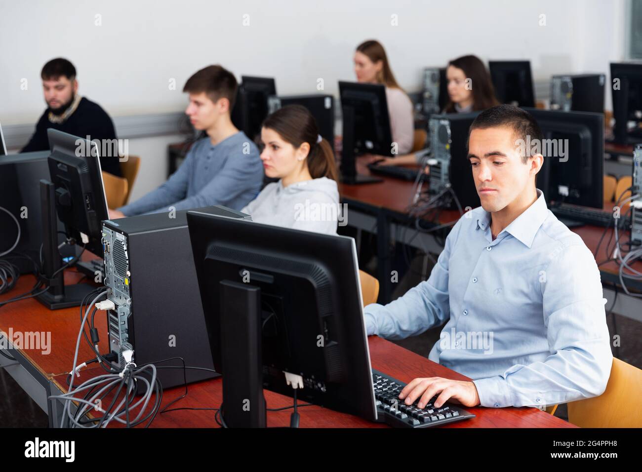 Portrait des étudiants à l'informatique à l'université Banque D'Images