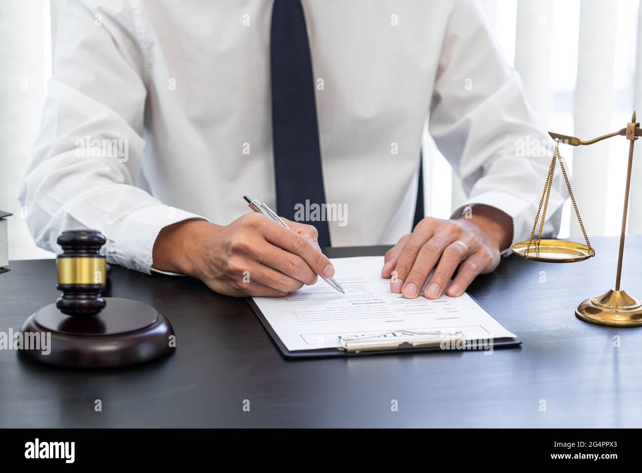 un avocat qui vérifie l'exactitude du contrat utilisé dans les transactions immobilières. Banque D'Images