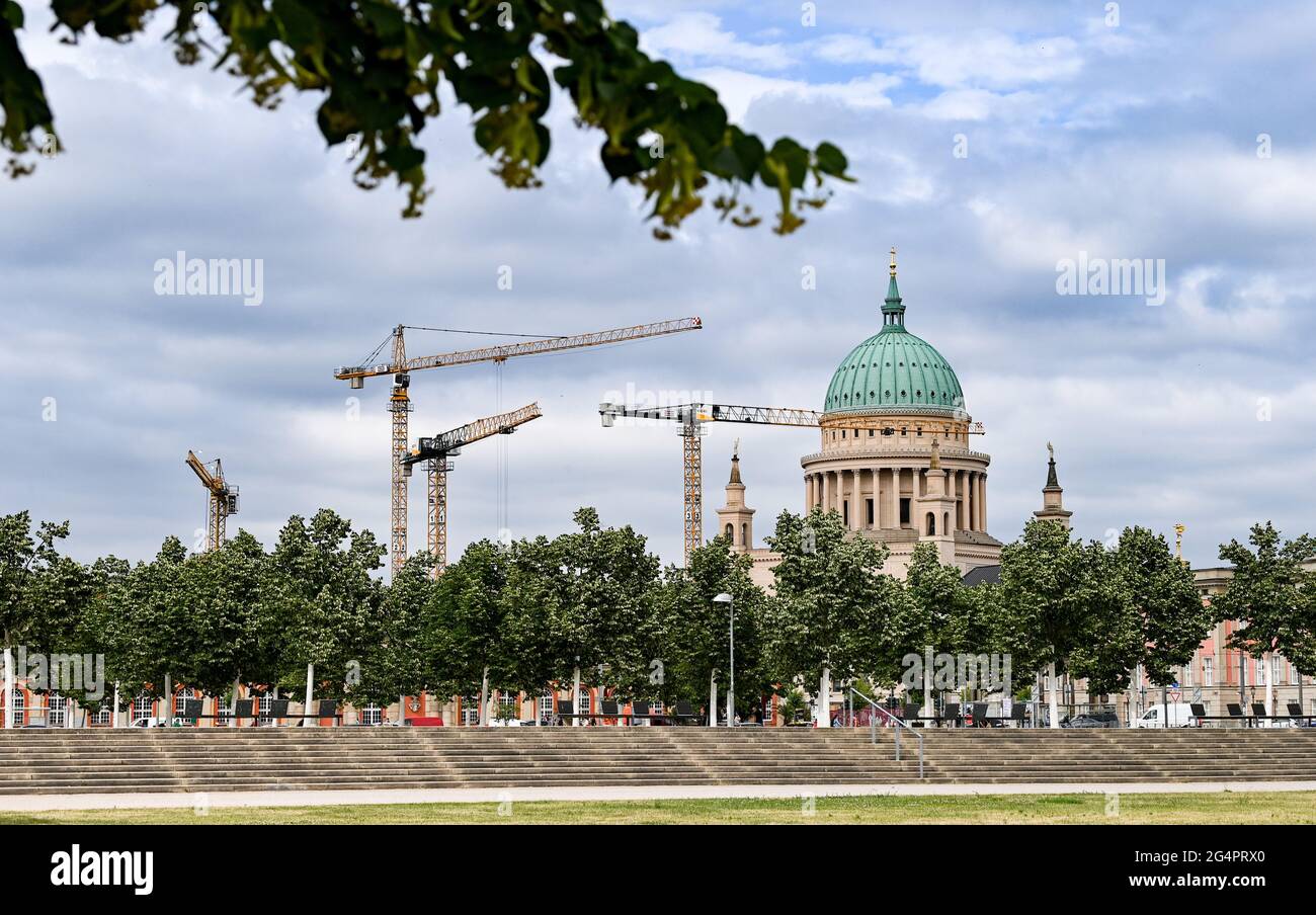Potsdam, Allemagne. 22 juin 2021. Vue du Lustgarten au Nikolaikirche à l'Alter Markt et des grues de construction du grand chantier en face. Credit: Jens Kalaene/dpa-Zentralbild/ZB/dpa/Alay Live News Banque D'Images