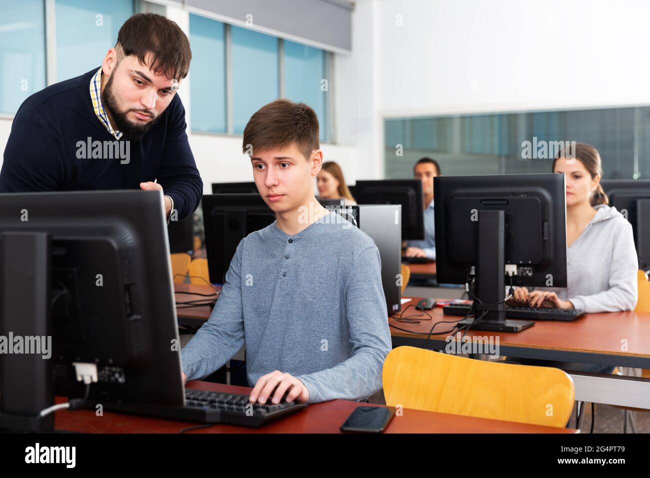 Enseignant aidant jeune étudiant Banque D'Images