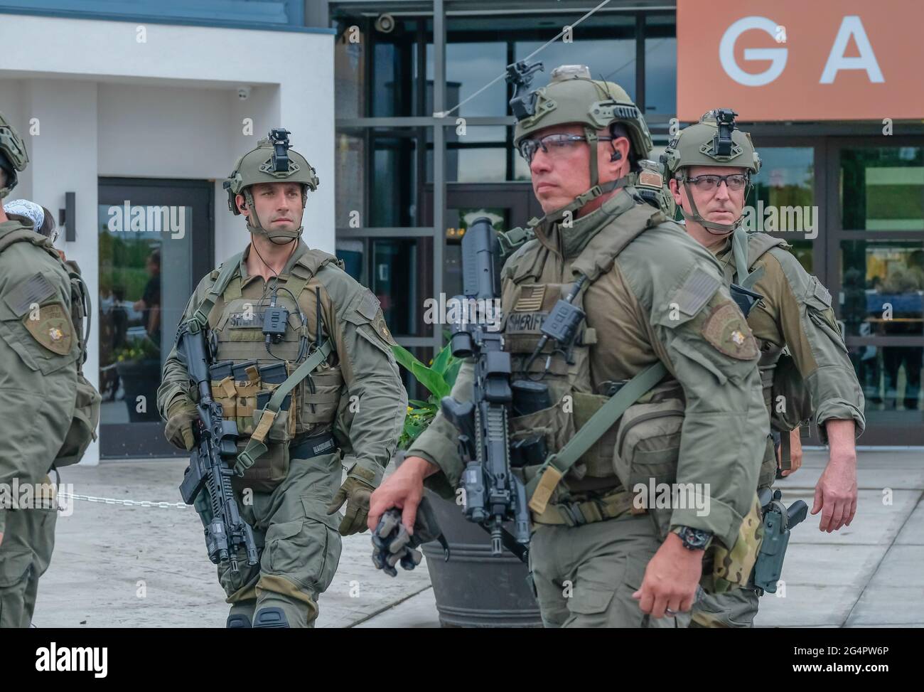 Middletown, États-Unis. 22 juin 2021. Les membres de L'équipe DE SWAT répondent aux rapports d'un homme avec une arme à feu à la Galleria du Crystal Run Mall. Des rapports d'un tireur actif ont envoyé la police, la SWAT et des unités d'urgence à la Galleria du Crystal Run Mall à Middletown, New York. (Photo de Preston Ehrler/SOPA Images/Sipa USA) crédit: SIPA USA/Alay Live News Banque D'Images