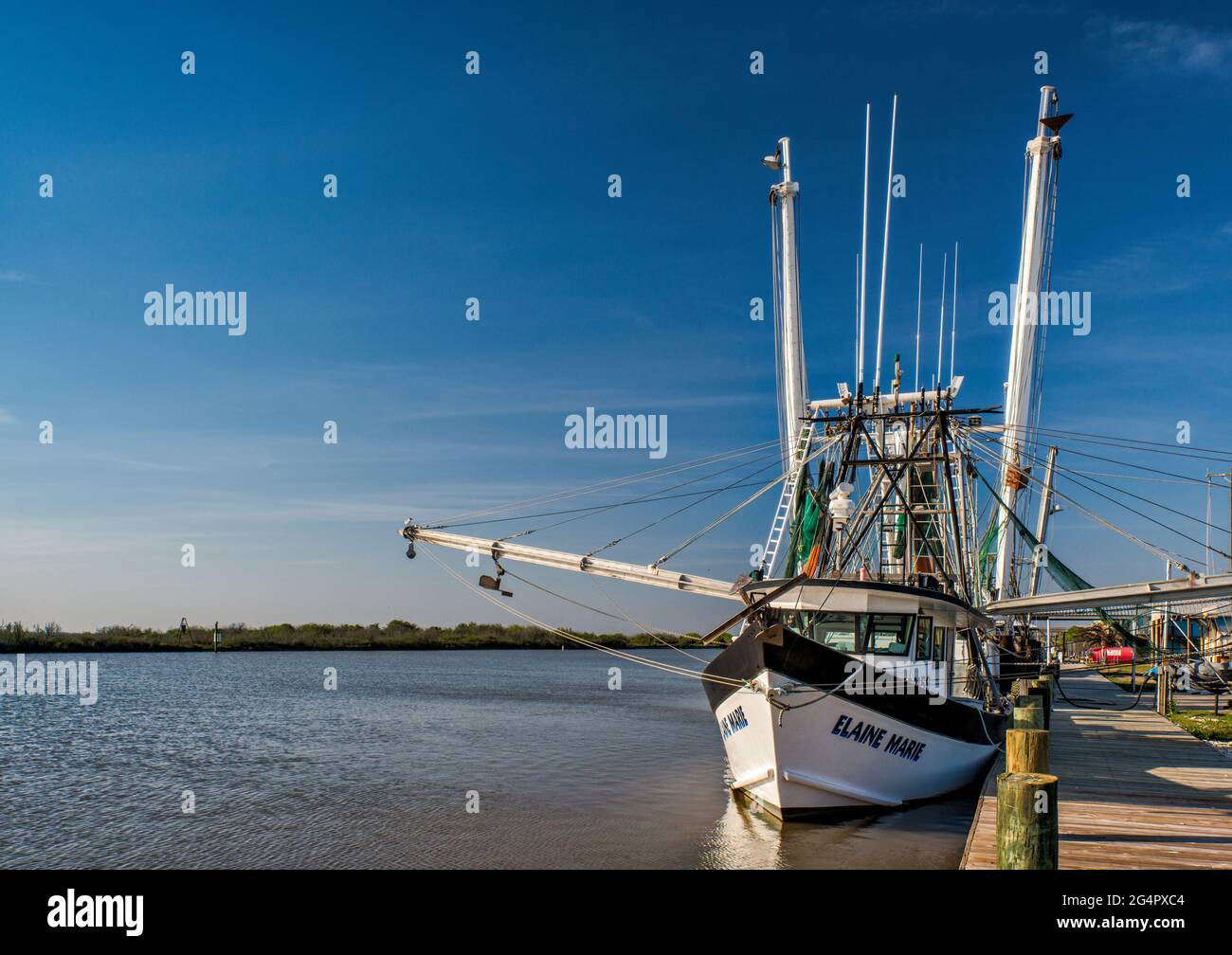 Bateau à crevettes au quai du fleuve Colorado près de son embouchure dans le golfe du Mexique, près de Matagorda, Texas, États-Unis Banque D'Images