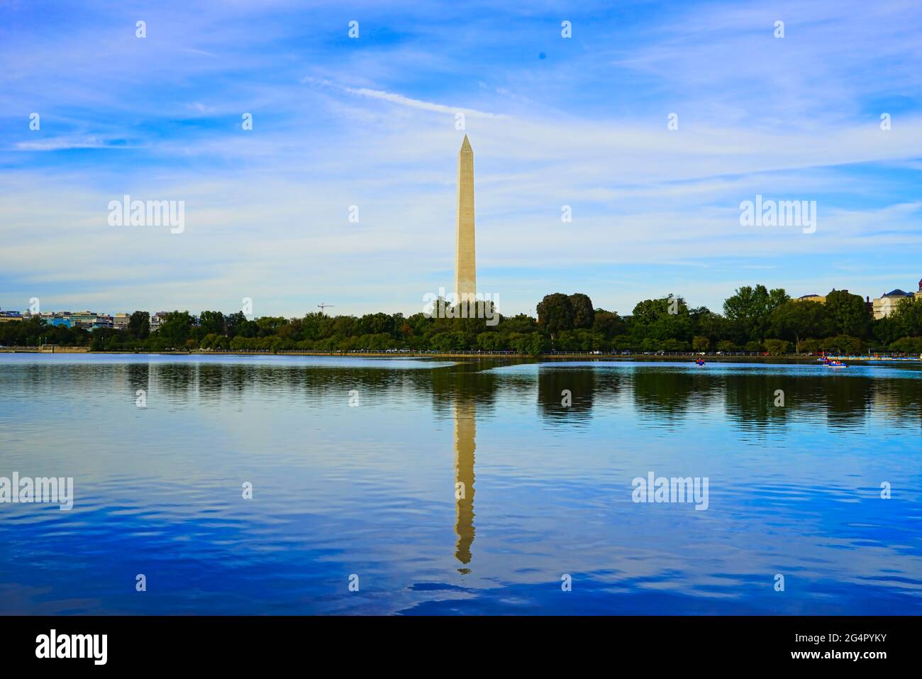 Le Washington Monument by the Lake, un site historique national des États-Unis. Bâtiments célèbres à Washington, D.C., États-Unis octobre 2016. Banque D'Images