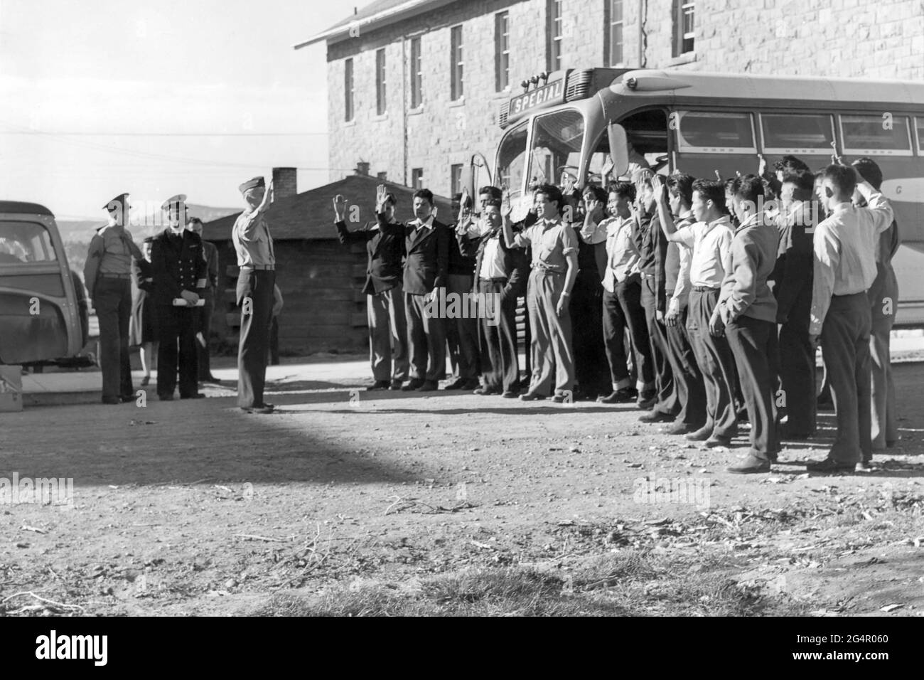 Les 29 premiers soldats Navajo à servir de tikers de code pendant la Seconde Guerre mondiale étant assermentés dans le corps des Marines des États-Unis à fort Wingate, Nouveau-Mexique, le 4 mai 1942. Banque D'Images