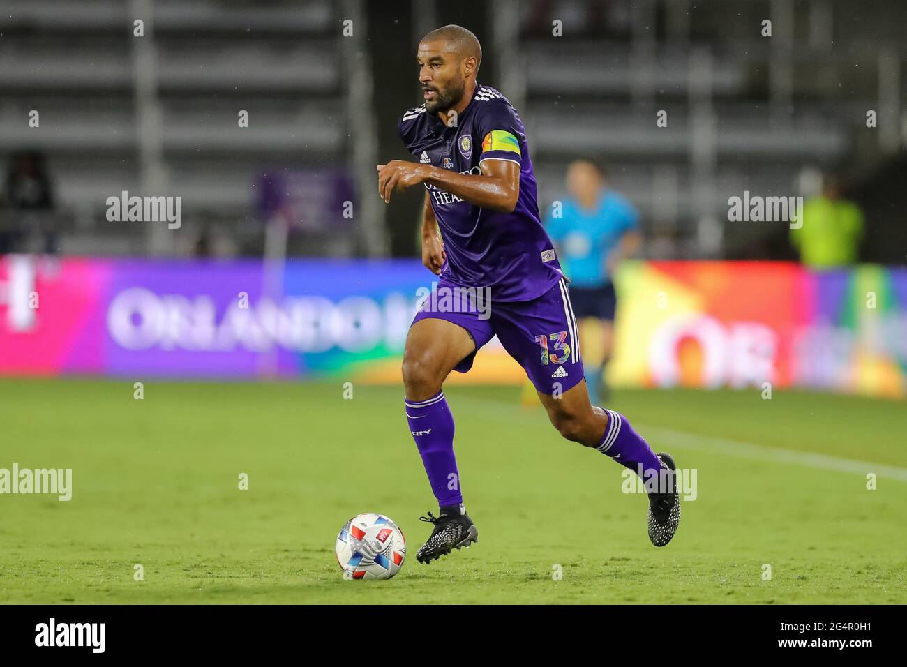 22 juin 2021: Orlando City Forward TESHO AKINDELE (13) met en place une pièce lors du match de football MLS Orlando City vs San Jose au stade Explora à Orlando, FL, le 22 juin 2021. Crédit : Cory Knowlton/ZUMA Wire/Alay Live News Banque D'Images