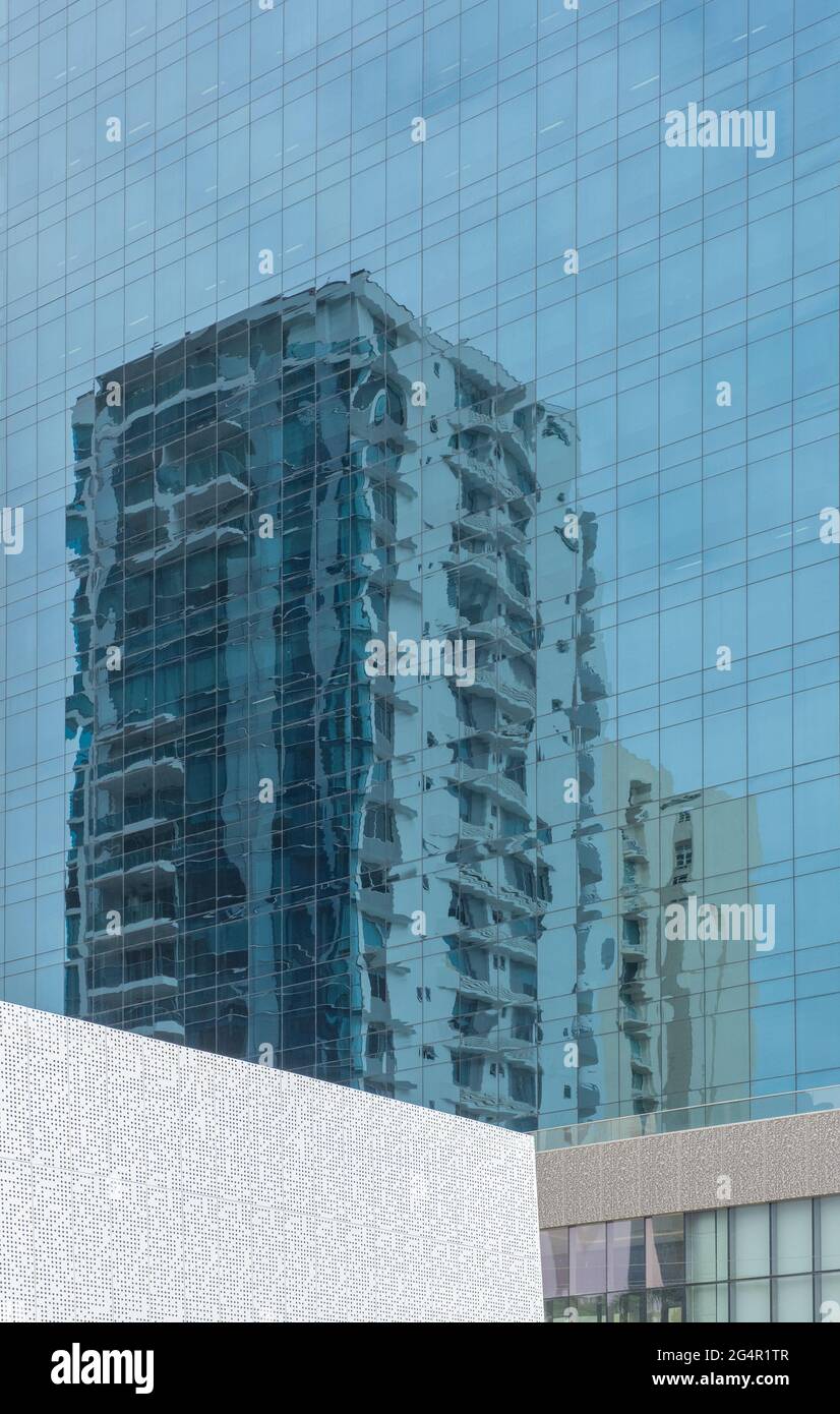 Gratte-ciels d'affaires dans le miroir de Panama City Banque D'Images
