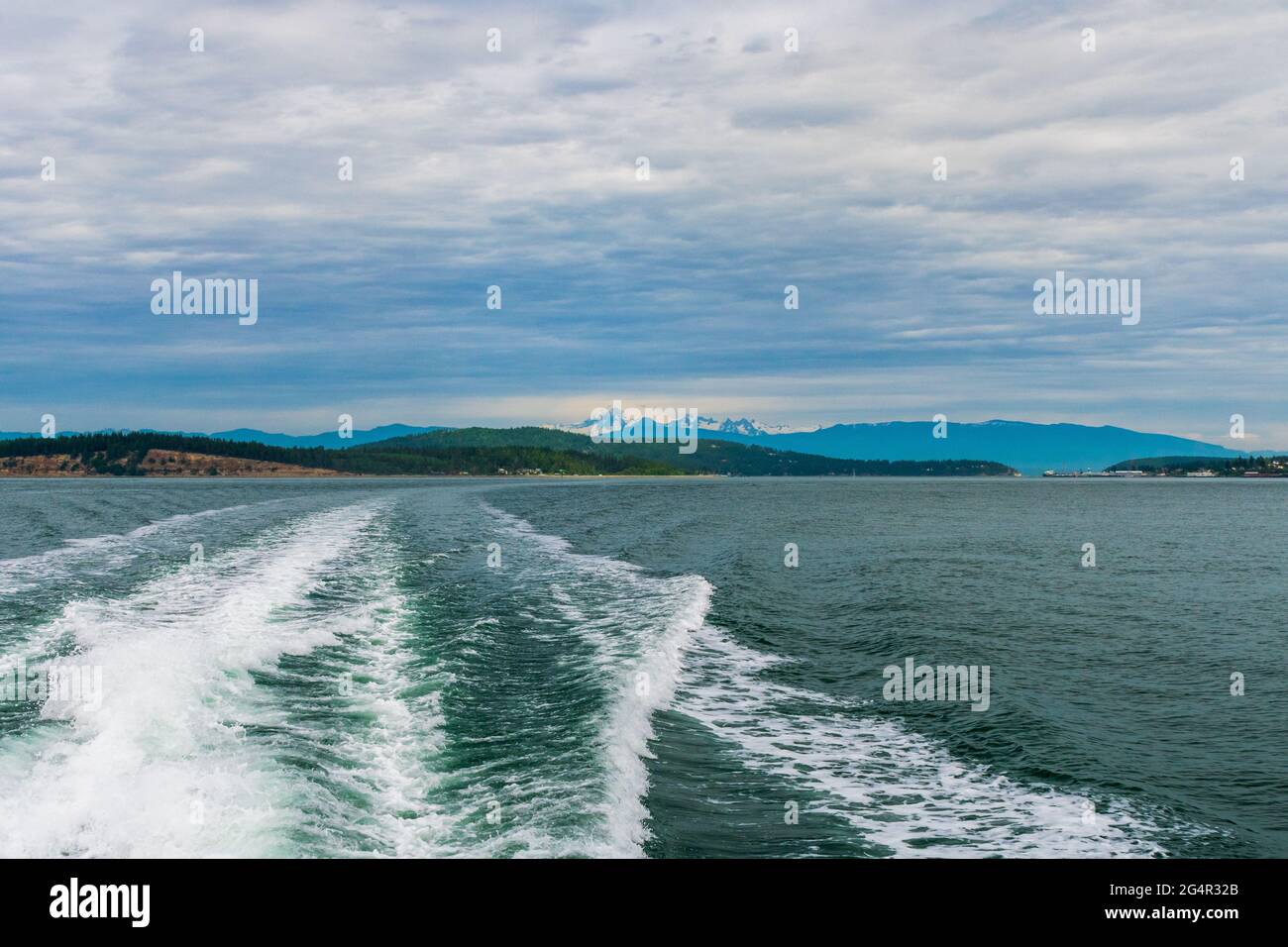 Réveil en bateau par le canal de Guemes avec le mont Baker en arrière-plan, Anacortes, Washington Banque D'Images