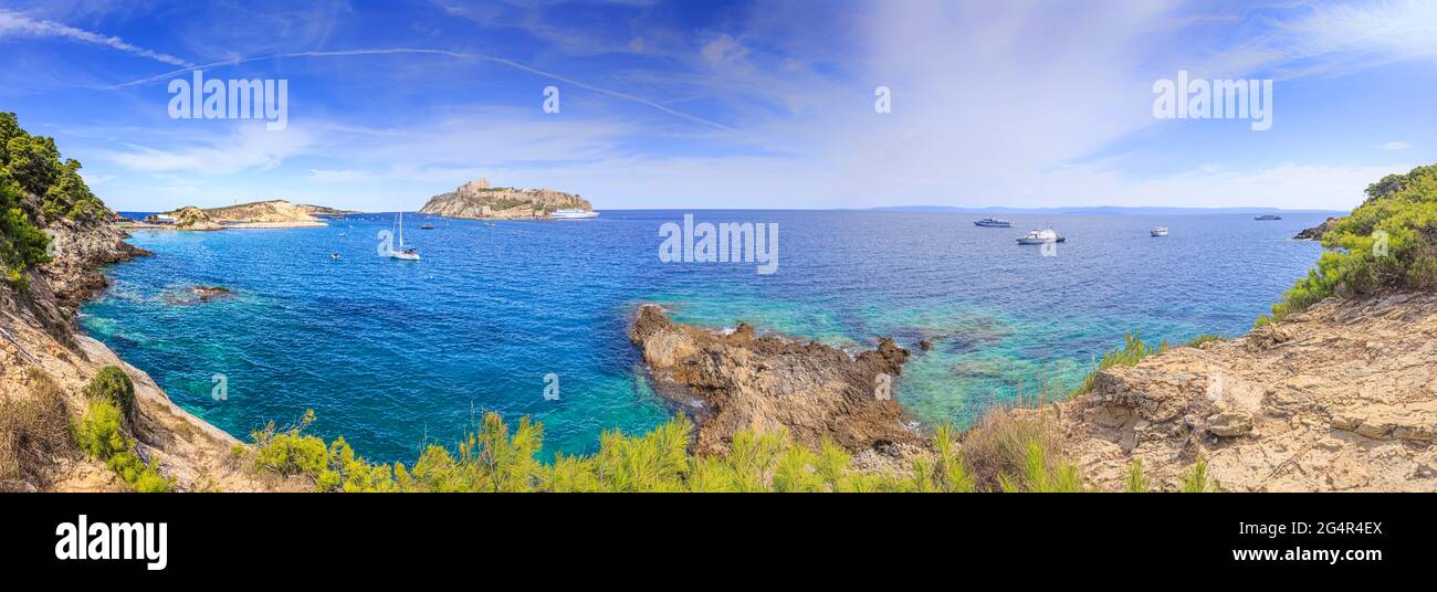 L'été : archipel des îles Tremiti. Île de San Domino : Cala d'Arenas (Cala delle Arene). Parc national de Gargano (Pouilles) ITALIE. Banque D'Images