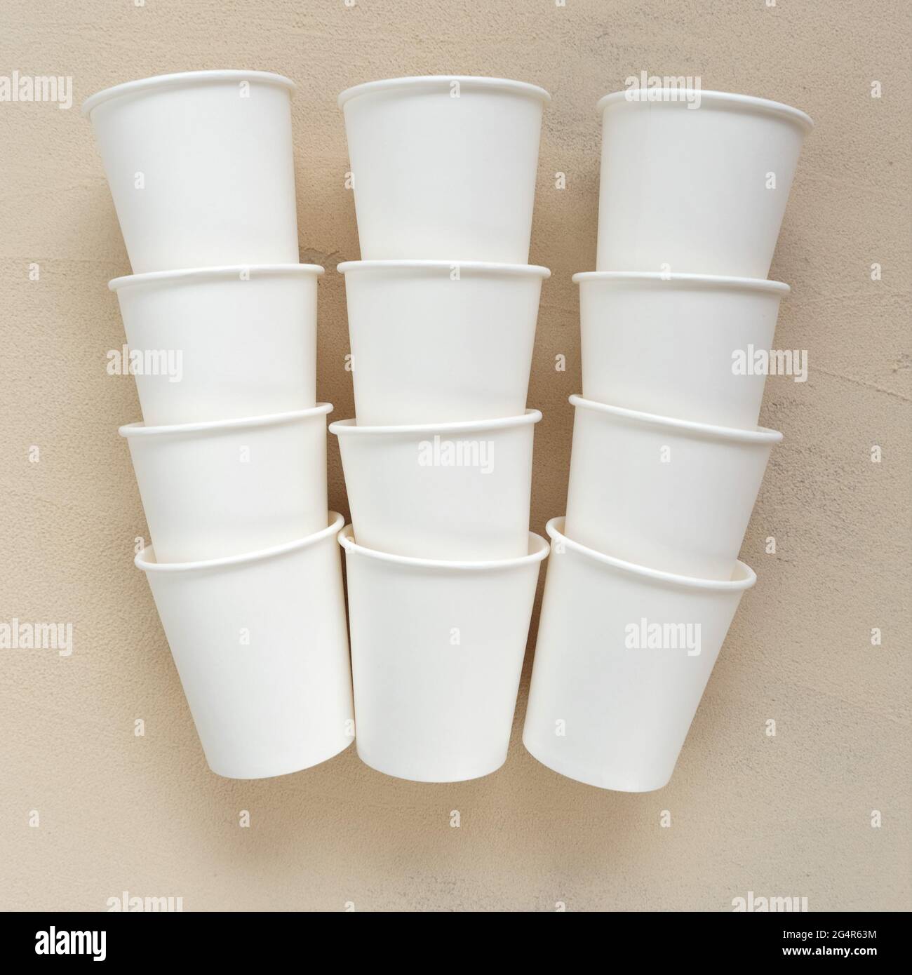 Tasses.vaisselle de papier. Tasses beiges jetables sur les tasses beige background.plastic gratuit .Bamboo bio. Concept de recyclage écologique. Vider les gobelets en papier Banque D'Images