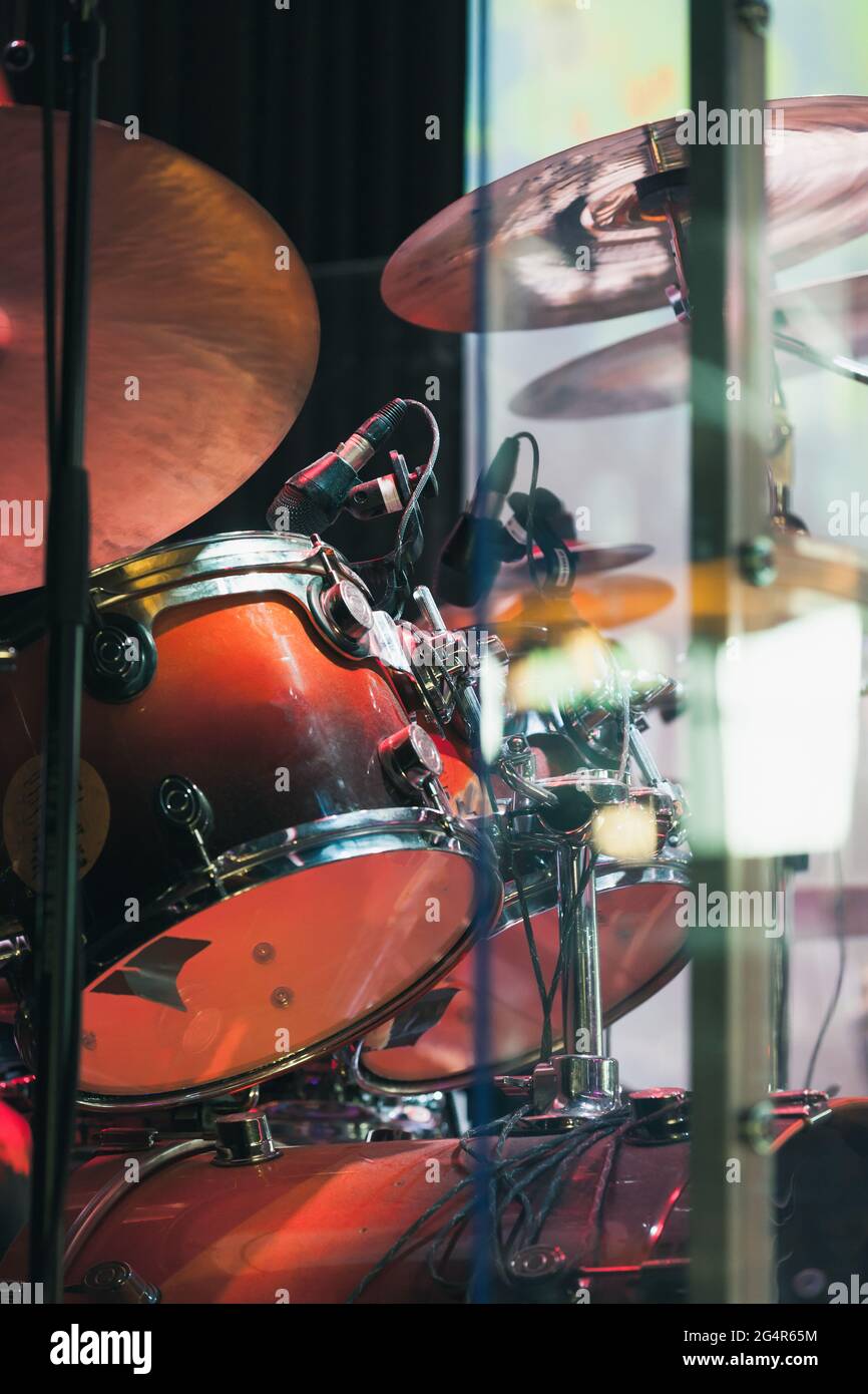 Tambour installé dans des lumières de scène colorées, photo de gros plan, mise au point sélective douce Banque D'Images
