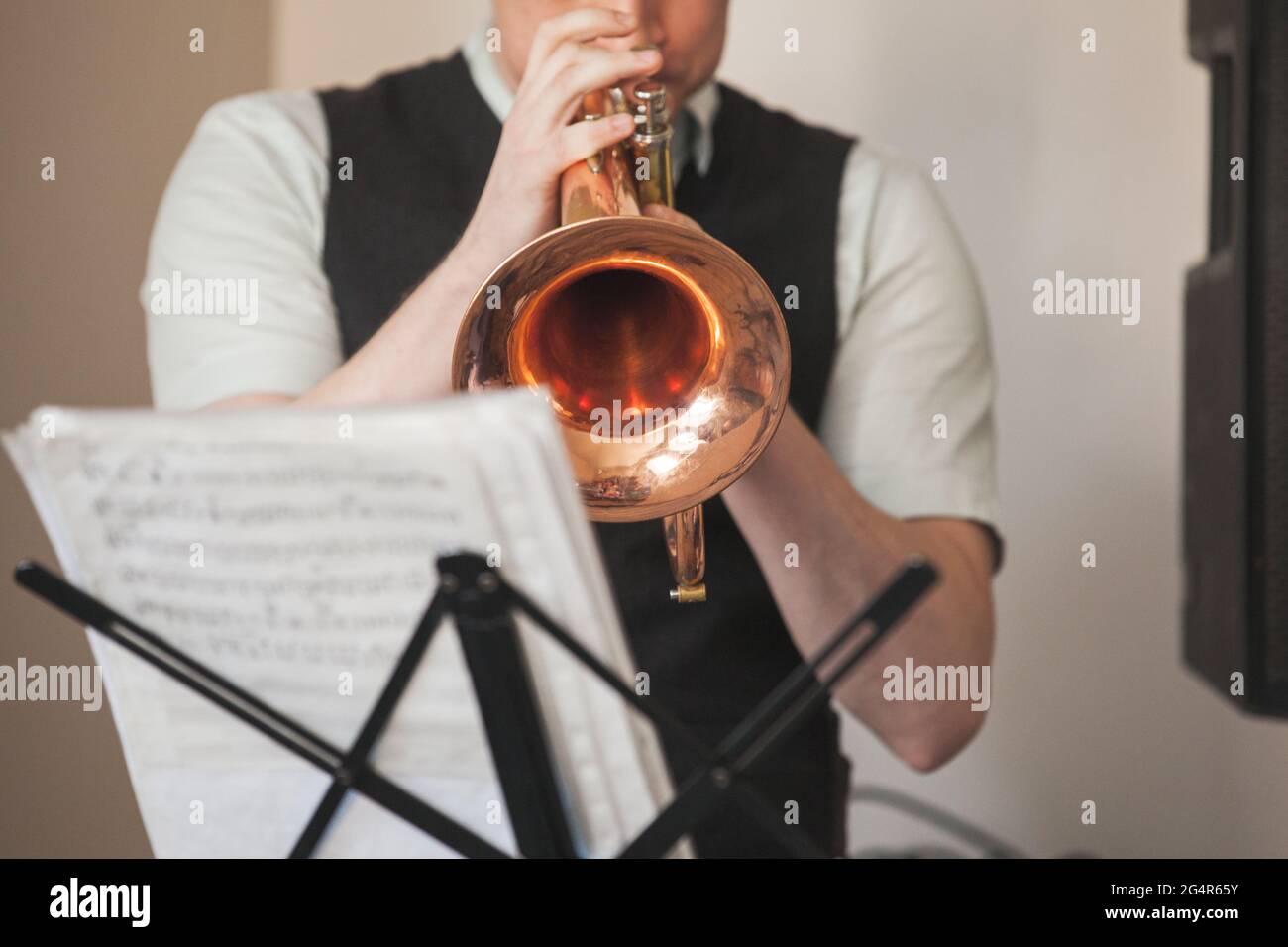 Trompette entre les mains des musiciens. Gros plan avec mise au point sélective Banque D'Images