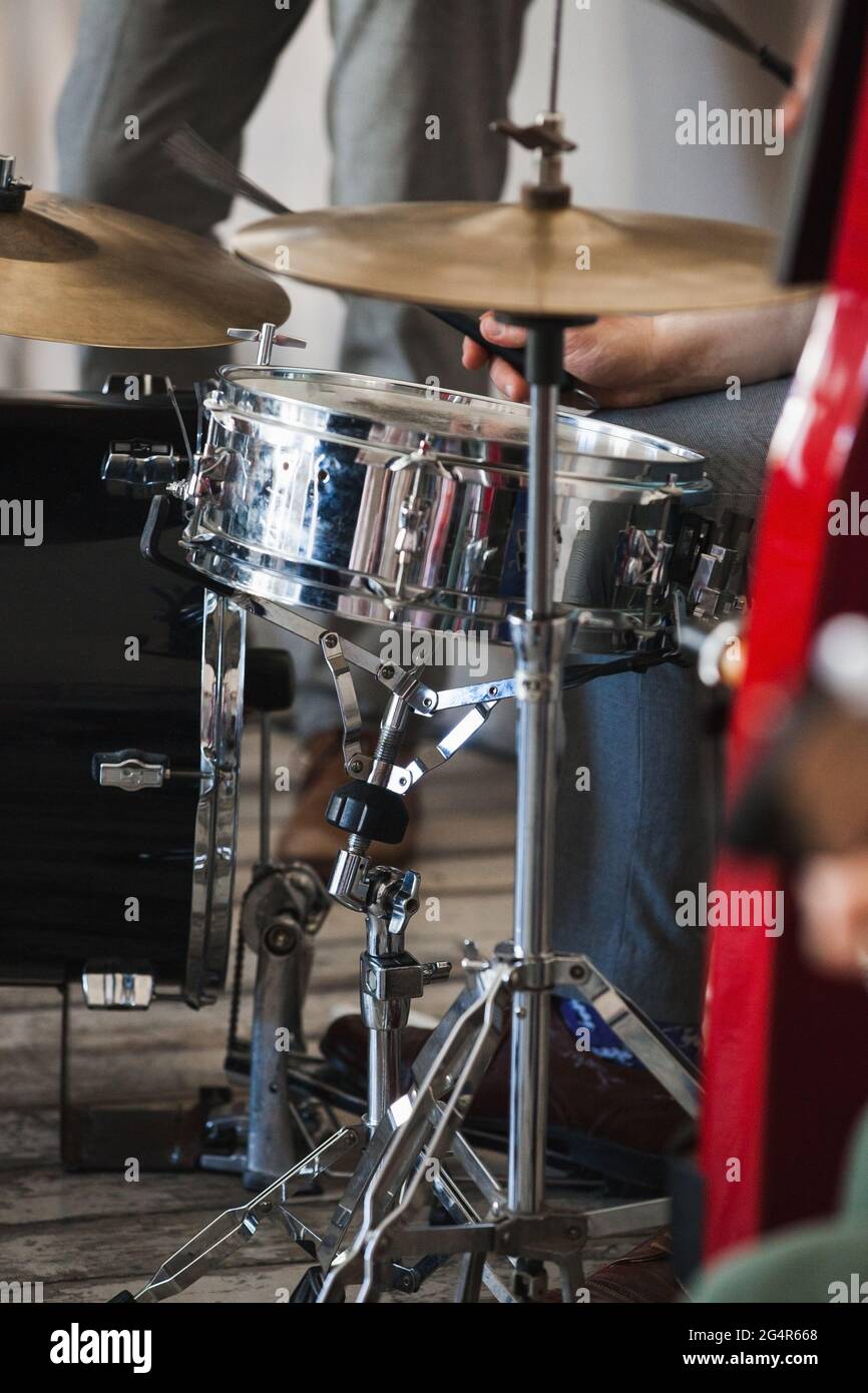 Tambour, gros plan avec mise au point douce sélective. Fond musical vertical Banque D'Images