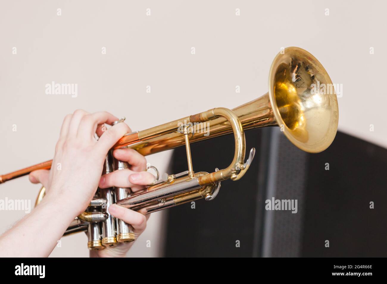 Trompette entre les mains des musiciens. C'est un instrument en laiton couramment utilisé dans les ensembles classiques et de jazz, la photo de gros plan avec une mise au point sélective Banque D'Images