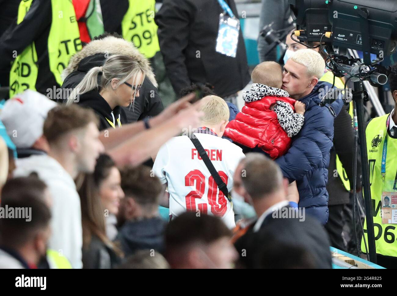 Londres, Royaume-Uni. 22 juin 2021. Phil Foden (E) avec des amis à la fin de la République tchèque / Angleterre UEFA EURO 2020 Group D match au stade Wembley, Londres, Royaume-Uni, le 22 juin 2020. Crédit : Paul Marriott/Alay Live News Banque D'Images