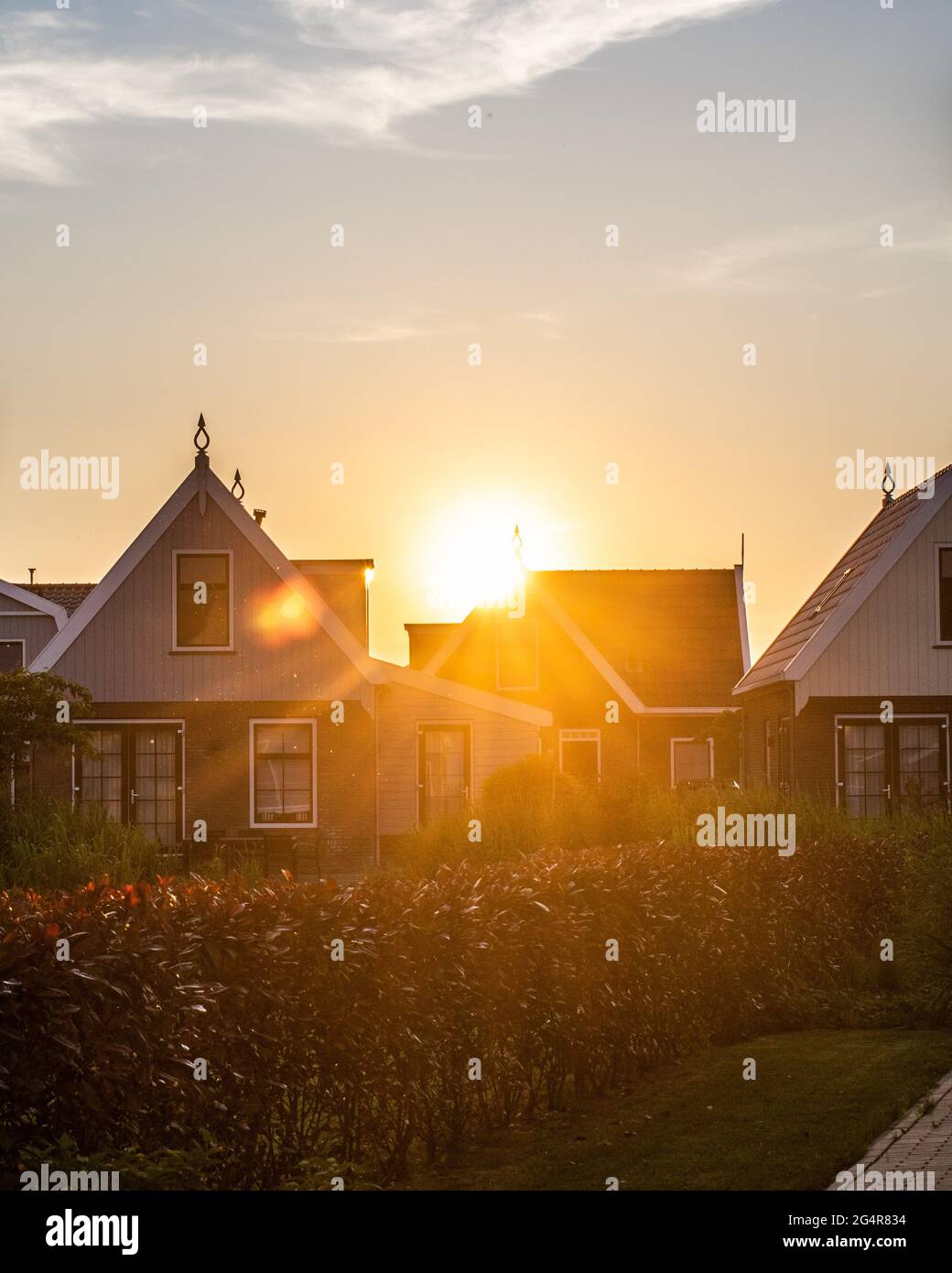 Coucher de soleil avec des maisons hollandaises typiques à Uitdam, aux pays-Bas Banque D'Images