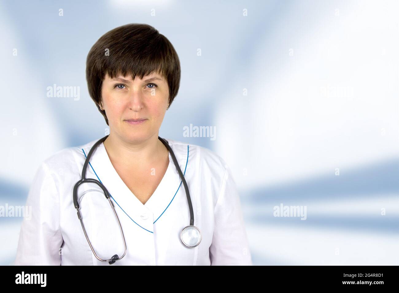 Soins de santé et patient, échec et maladies concept. Portrait d'une femme médecin debout dans son bureau à la clinique. Bilan de santé annuel Banque D'Images