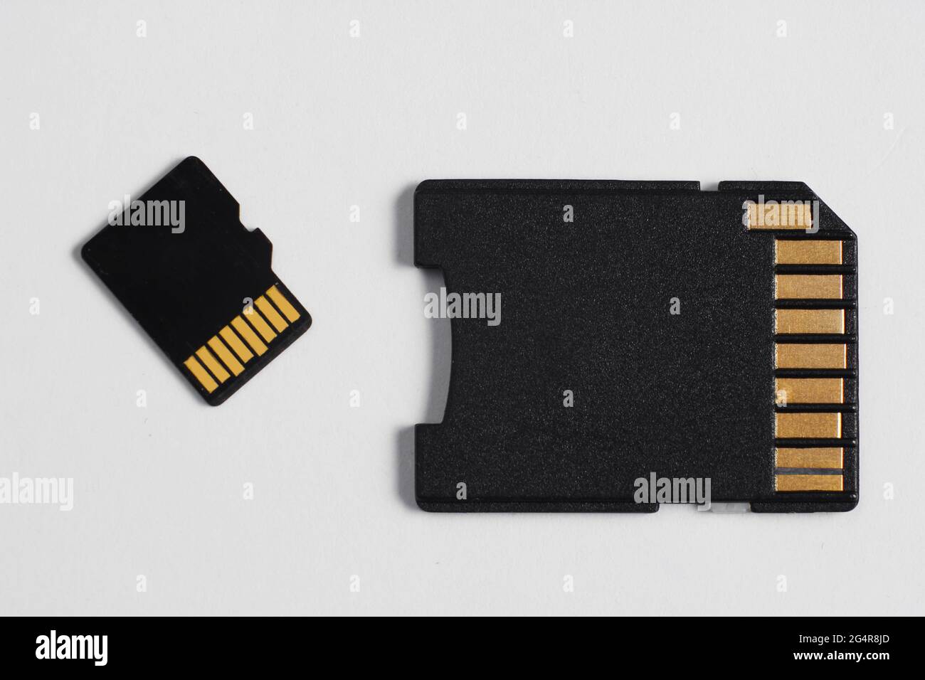 Carte mémoire micro SD avec adaptateur sur fond blanc gros plan Banque D'Images
