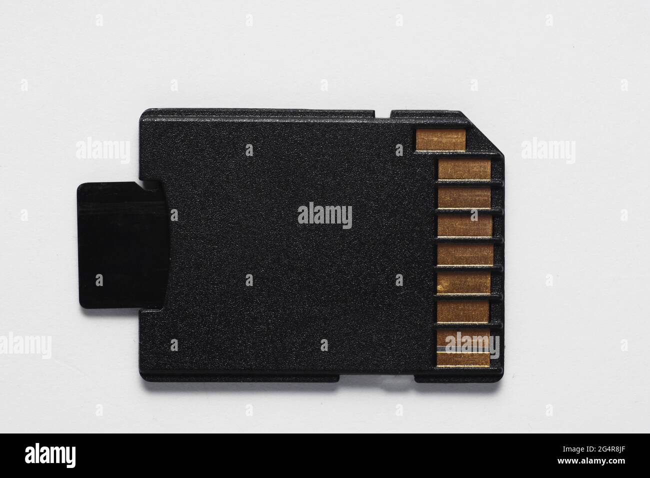 Carte mémoire micro SD avec adaptateur sur fond blanc gros plan Banque D'Images