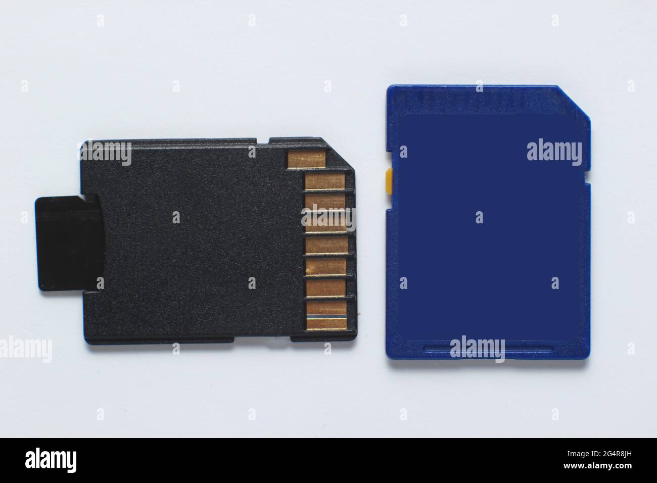 Carte mémoire micro SD avec adaptateur et mini SD sur fond blanc gros plan Banque D'Images