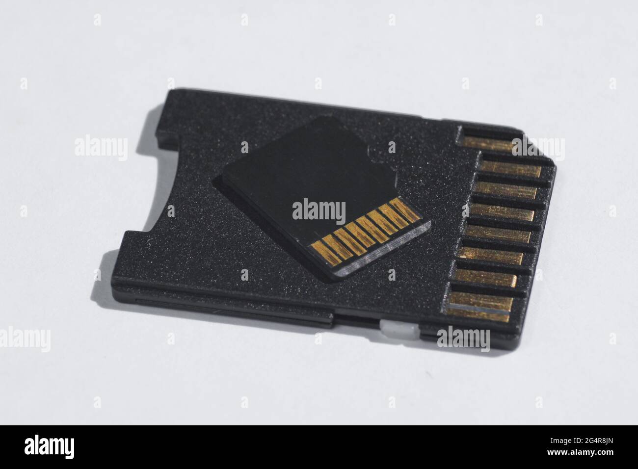Carte mémoire micro SD avec adaptateur sur fond blanc gros plan Banque D'Images