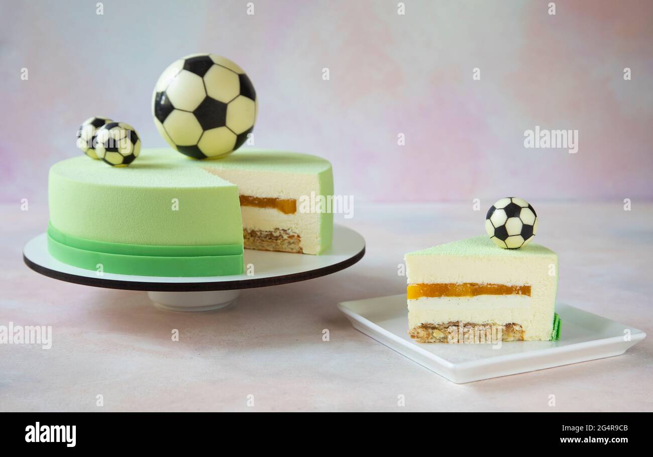 Gateau D Anniversaire Avec Boules De Football Au Chocolat Sur Le Dessus Et Un Morceau De Gateau Avec Une Belle Coupe Se Trouve Sur Une Plaque Carree Gros Plan Et Espace De