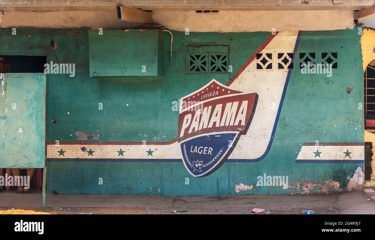 Publicité de bière sur le mur d'un vieux bâtiment à Panama City Banque D'Images