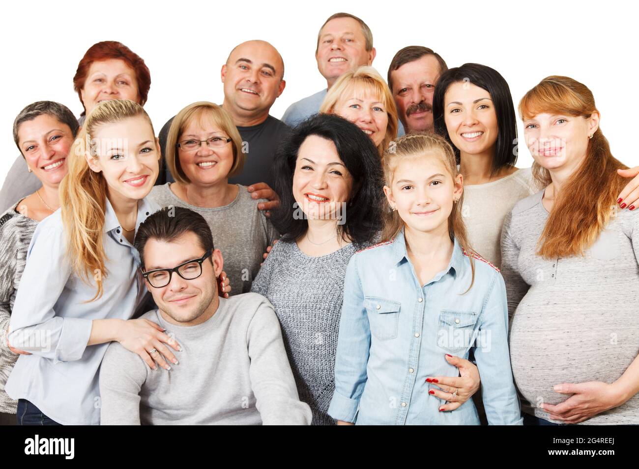Portrait d'une diversité d'âge mixte et de la famille multigénération s'embrassant et se tenant ensemble. Isolé sur fond blanc. Banque D'Images
