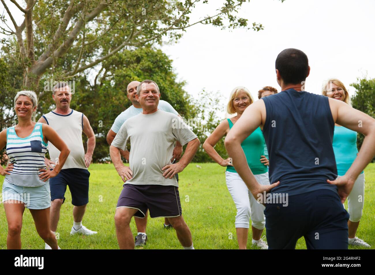 Huit personnes font du jogging dans le parc lors d'une belle journée Banque D'Images