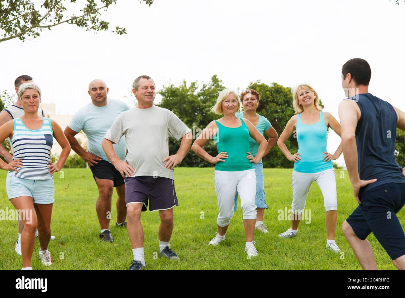 Huit personnes font du jogging dans le parc lors d'une belle journée Banque D'Images