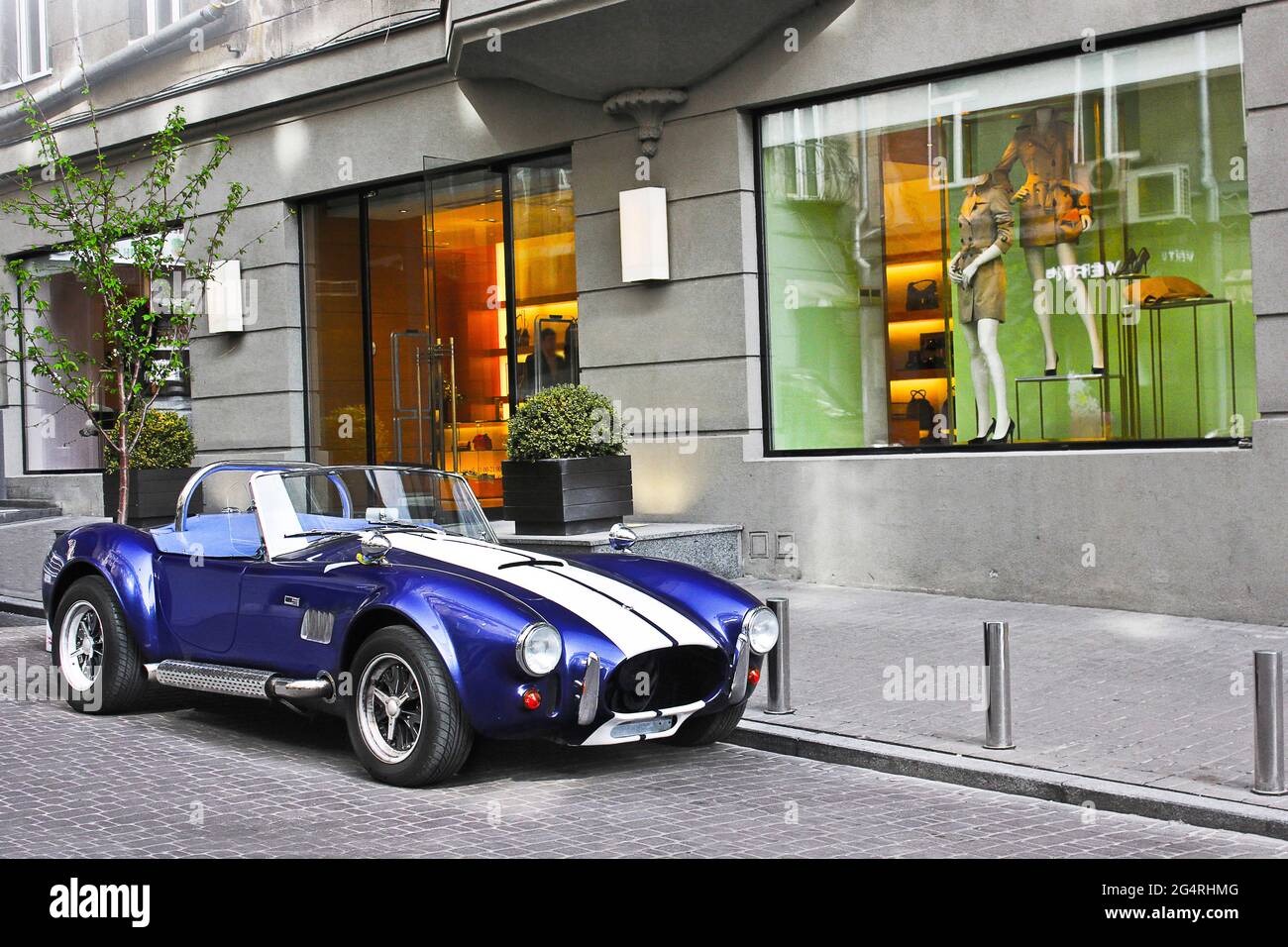 Kiev, Ukraine - 11 avril 2014: AC Cobra. Voiture musculaire de luxe AC Cobra dans la ville Banque D'Images