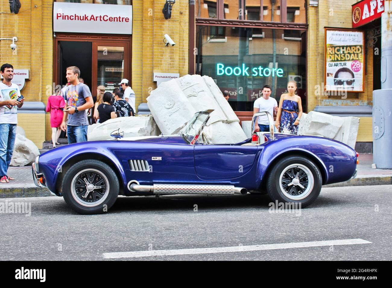 Kiev, Ukraine - 11 avril 2014: AC Cobra. Voiture musculaire de luxe AC Cobra dans la ville Banque D'Images