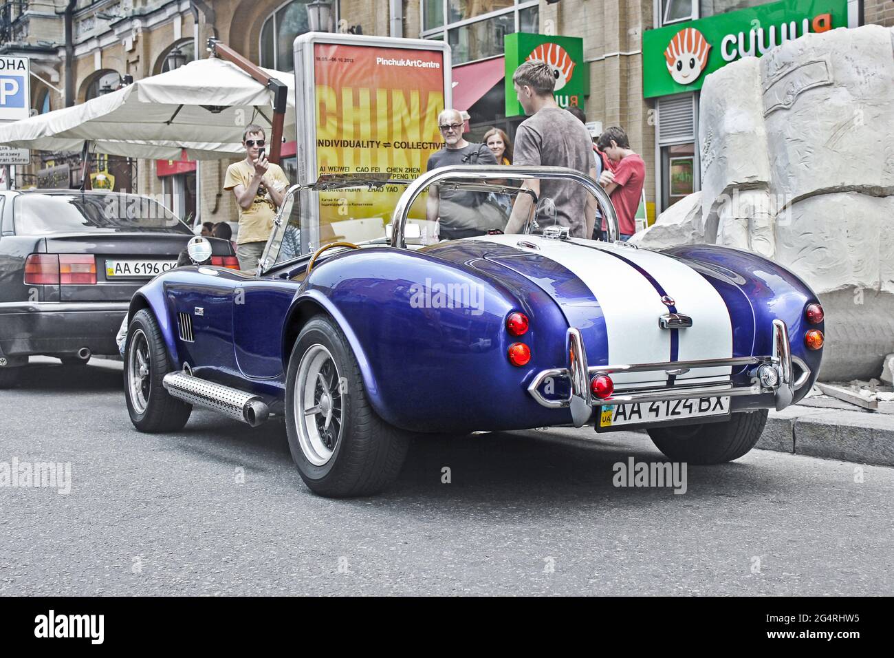 Kiev, Ukraine - 11 avril 2014: AC Cobra. Voiture musculaire de luxe AC Cobra dans la ville Banque D'Images