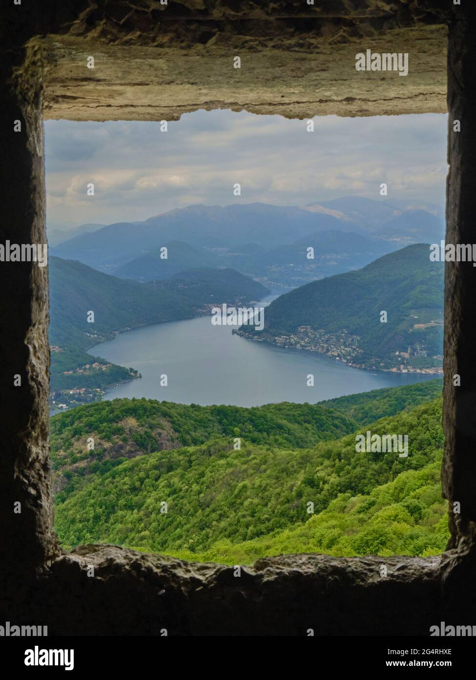 Vue sur le lac de Lugano depuis l'intérieur d'un bunker de la première Guerre mondiale à la frontière entre l'Italie et la Suisse Banque D'Images
