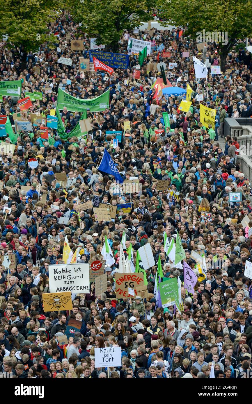 Allemagne, Hambourg, ville vendredi pour venir, tous les changements de rallye avec 70 000 manifestants pour la protection du climat / Deutschland, Hambourg, Binnenalster und Jungfernstieg, vendredi pour les futurs-Bewegung, Alle fürs Klima Demo fuer appellation « Klimaschutz » 20.9.2019 Banque D'Images