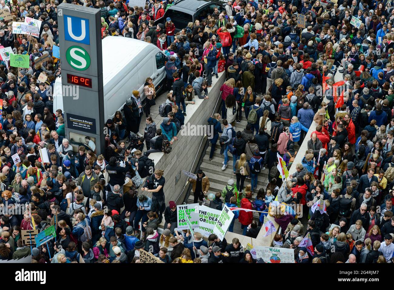 Allemagne, Hambourg, ville vendredi pour venir, tous les changements de rallye avec 70 000 manifestants pour la protection du climat / Deutschland, Hambourg, Binnenalster und Jungfernstieg, vendredi pour les futurs-Bewegung, Alle fürs Klima Demo fuer appellation « Klimaschutz » 20.9.2019 Banque D'Images