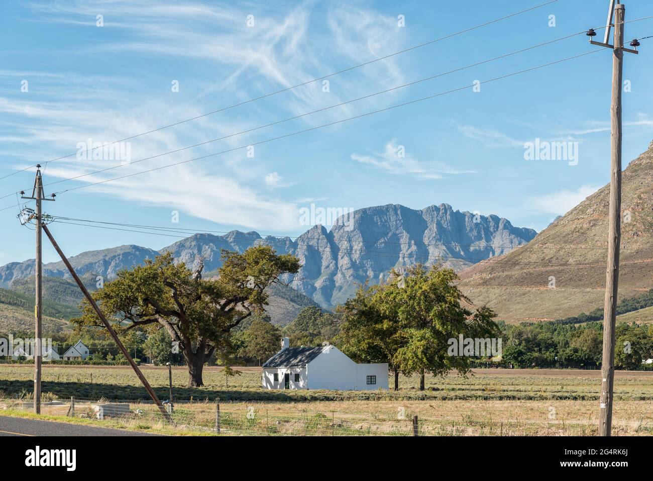 FRANSCHHOEK, AFRIQUE DU SUD - 12 AVRIL 2021 : ferme près de Franschhoek dans la province du Cap occidental. Les montagnes Hottentots-Holland et POWER inf Banque D'Images