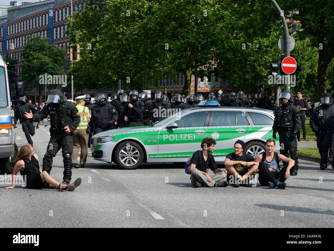 DEUTSCHLAND, Hamburg, Protste gegen den den G20 Gipfel, Millerntor, Polizei raeutt Sitzblockaden in der Ost West Strasse Banque D'Images