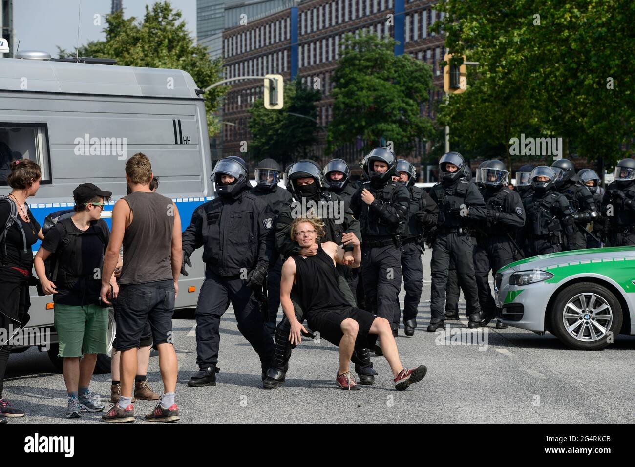 DEUTSCHLAND, Hamburg, Protste gegen den den G20 Gipfel, Millerntor, Polizei raeutt Sitzblockaden in der Ost West Strasse Banque D'Images