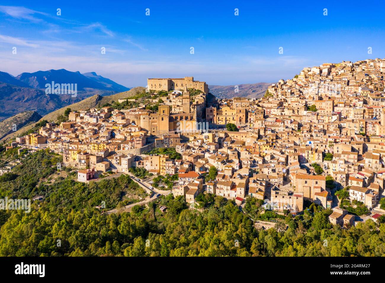 Caccamo, Sicile. Cité médiévale italienne avec le château normand dans les montagnes de Sicile, Italie. Vue sur la ville de Caccamo sur la colline avec les montagnes à l'arrière Banque D'Images