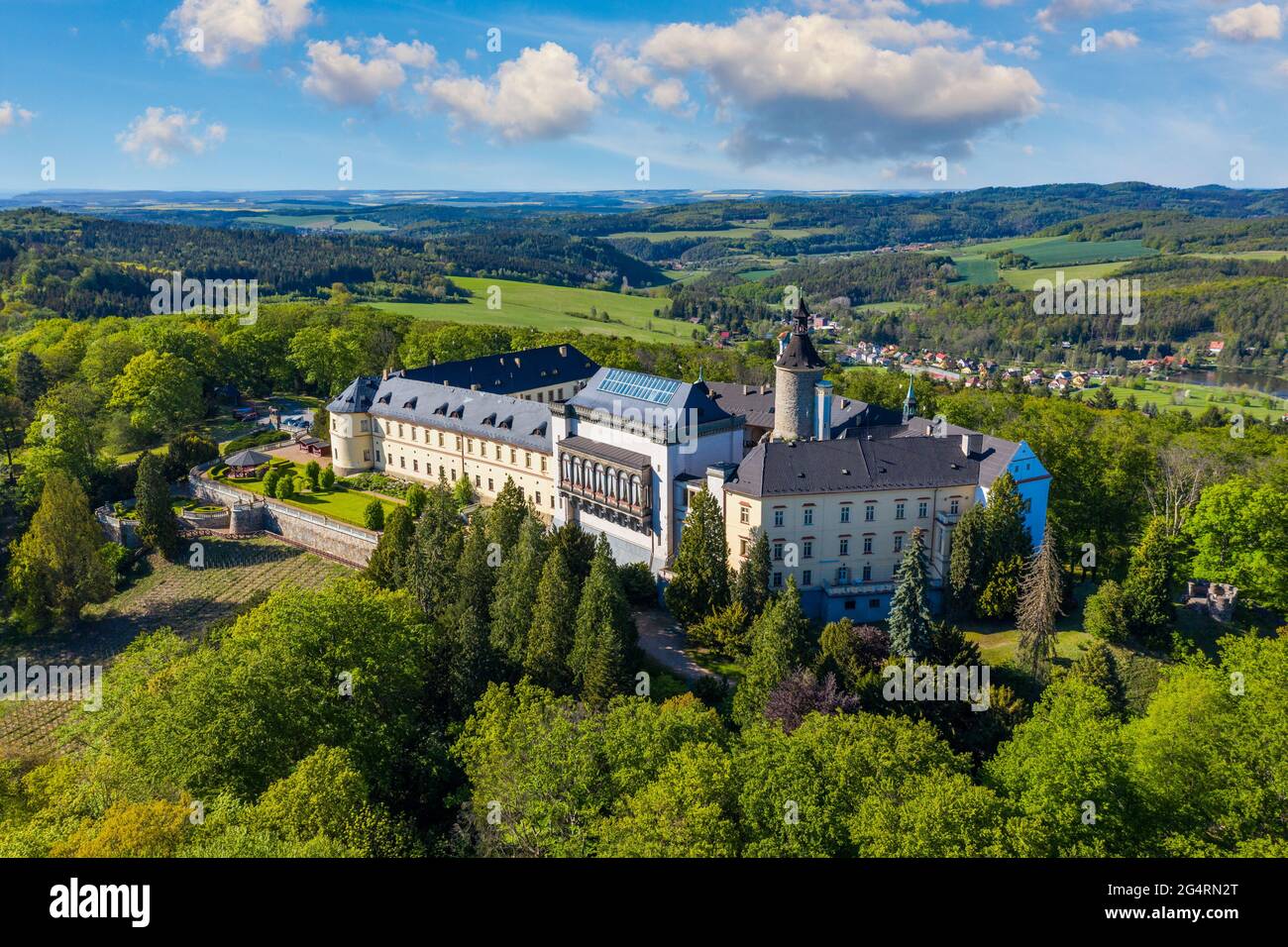 Vue imprenable sur le château médiéval de Zbiroh. République tchèque. Paysage pittoresque avec imposant château médiéval de Zbiroh dans le quartier de Rokycany, région de Pilsen, cz Banque D'Images